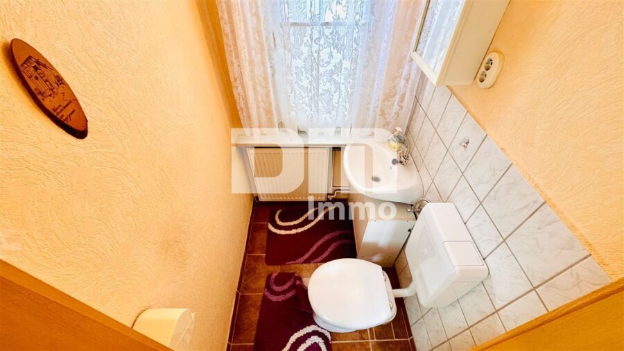 Solides Fachwerkhaus mit Nebengebäude in idyllischer Lage mit Garten und Garage - EG Gäste WC